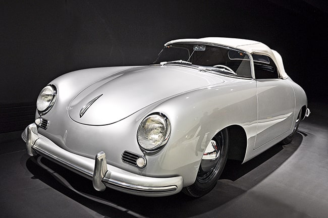 gs-silberner-oldtimer-min Edler silberfarbener Oldtimer